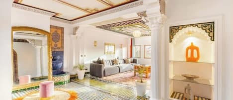 المنشأة من الداخل