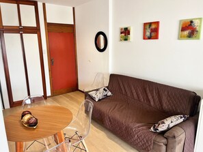 Basic Apartment | Living area | 32-inch Smart TV with digital channels - Studio in Barra 600 m From the Beach Bsf0806 (Salvador)