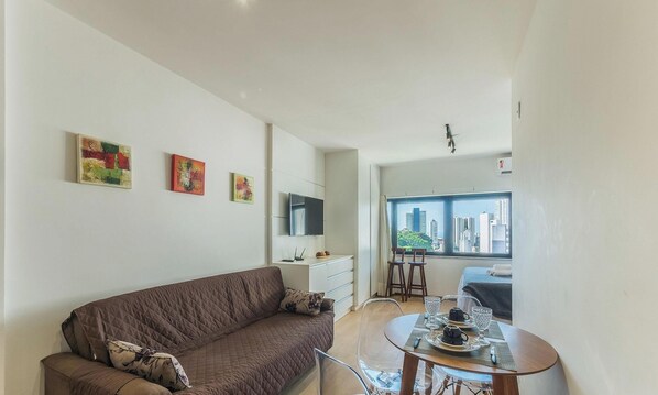 Basic Apartment | Living area | 32-inch Smart TV with digital channels - Studio in Barra 600 m From the Beach Bsf0806 (Salvador)