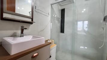 Basic Apartment | Bathroom | Shower