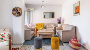 Ein Wohnzimmer mit einer Sofagarnitur, einem Couchtisch und einem dekorativen Spiegel.