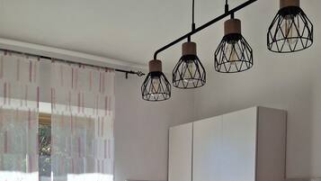 Frigorifero, piano cottura, pentole/stoviglie/utensili, spezie