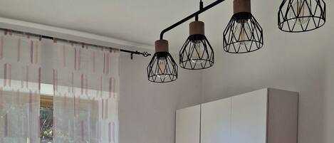 Kjøleskap, kokeplater, kjøkkenutstyr og krydder