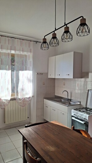 Refrigerador, placa de cocina, utensilios de cocina, especias