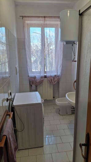 Ducha, secador de pelo, bidet, toallas