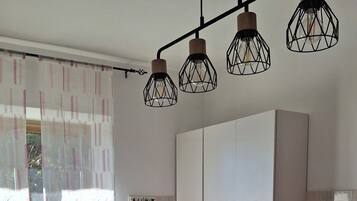 Refrigerador, placa de cocina, utensilios de cocina, especias