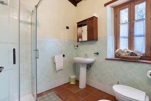 Douche, sèche-cheveux, serviettes fournies