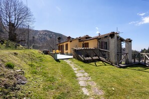 Property grounds - Room 'Camera B' – Prato Fiorito with Mountain View and Shared Pool (Bagni di Lucca)