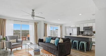 Be A Nomad | 2BR Beach Apartment | 1-Min Walk to Sand | Sleeps 4