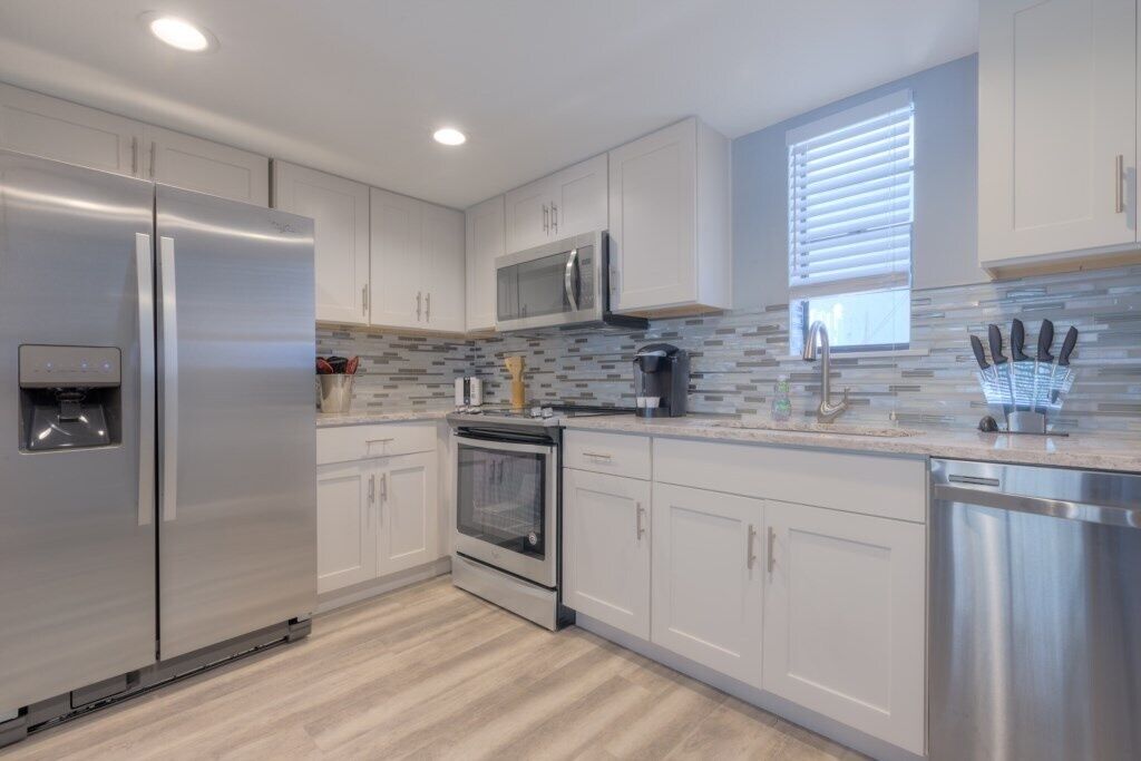 Refrigerador, microondas, horno y parrilla de estufa 