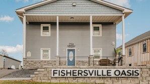 Un edificio con un letrero que dice 'FISHERSVILLE OASIS' en la entrada.