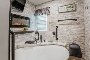 Shower, hair dryer, towels - Valley Oasis: Luxury Fishersville Apartment (Fishersville)