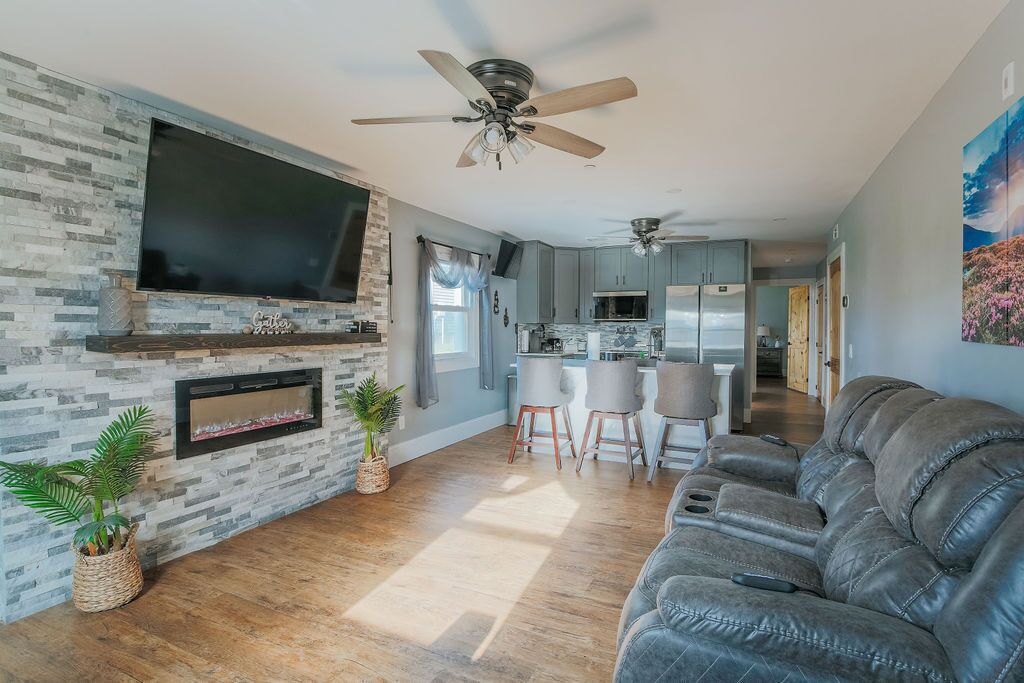 TV, fireplace