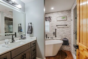 Shower, hair dryer, towels - Valley Oasis: Luxury Fishersville Apartment (Fishersville)