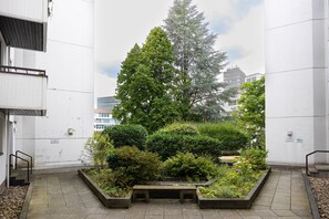 Property grounds - Rob's Suite: 2-room. - Panoramic view of Opernplatz and bedroom with bathroom (Essen)