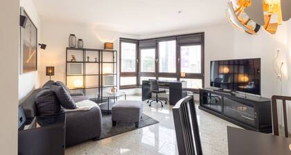 Rob's Suite: 2-Zi. - Panoramablick auf den Opernplatz und Schlafzimmer mit Bad