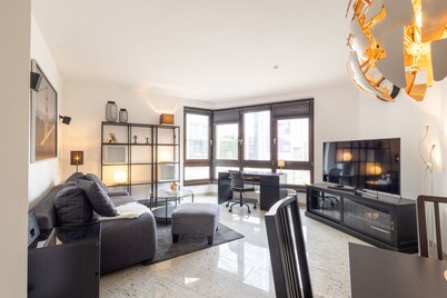 Rob's Suite: 2-room. - Panoramic view of Opernplatz and bedroom with bathroom