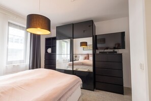 Desk, iron/ironing board, free WiFi, bed sheets - Rob's Suite: 2-room. - Panoramic view of Opernplatz and bedroom with bathroom (Essen)