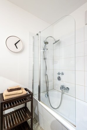 Haartrockner, Handtücher, Seife, Toilettenpapier