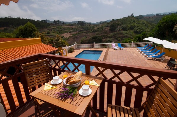 Outdoor dining - Las Casas de Lola y Rafael – Spacious Villa with Pool in Moya’s Natural Park (moya)