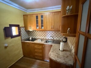 Fridge, microwave, oven, stovetop - Las Casas de Lola y Rafael – Spacious Villa with Pool in Moya’s Natural Park (moya)