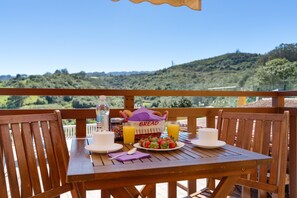 Outdoor dining - Las Casas de Lola y Rafael – Spacious Villa with Pool in Moya’s Natural Park (moya)