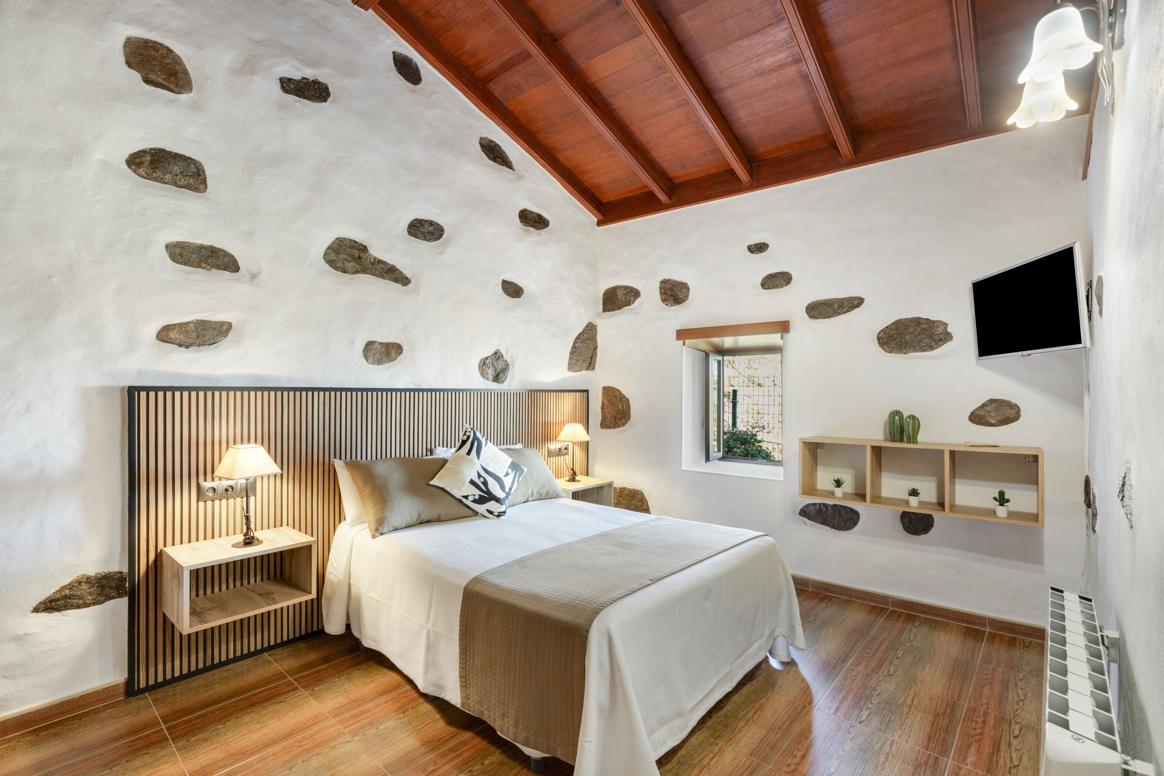 Tabla de planchar con plancha, wifi y ropa de cama 