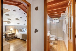 Shower, hair dryer, towels - Las Casas de Lola y Rafael – Spacious Villa with Pool in Moya’s Natural Park (moya)