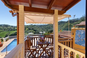 Outdoor dining - Las Casas de Lola y Rafael – Spacious Villa with Pool in Moya’s Natural Park (moya)