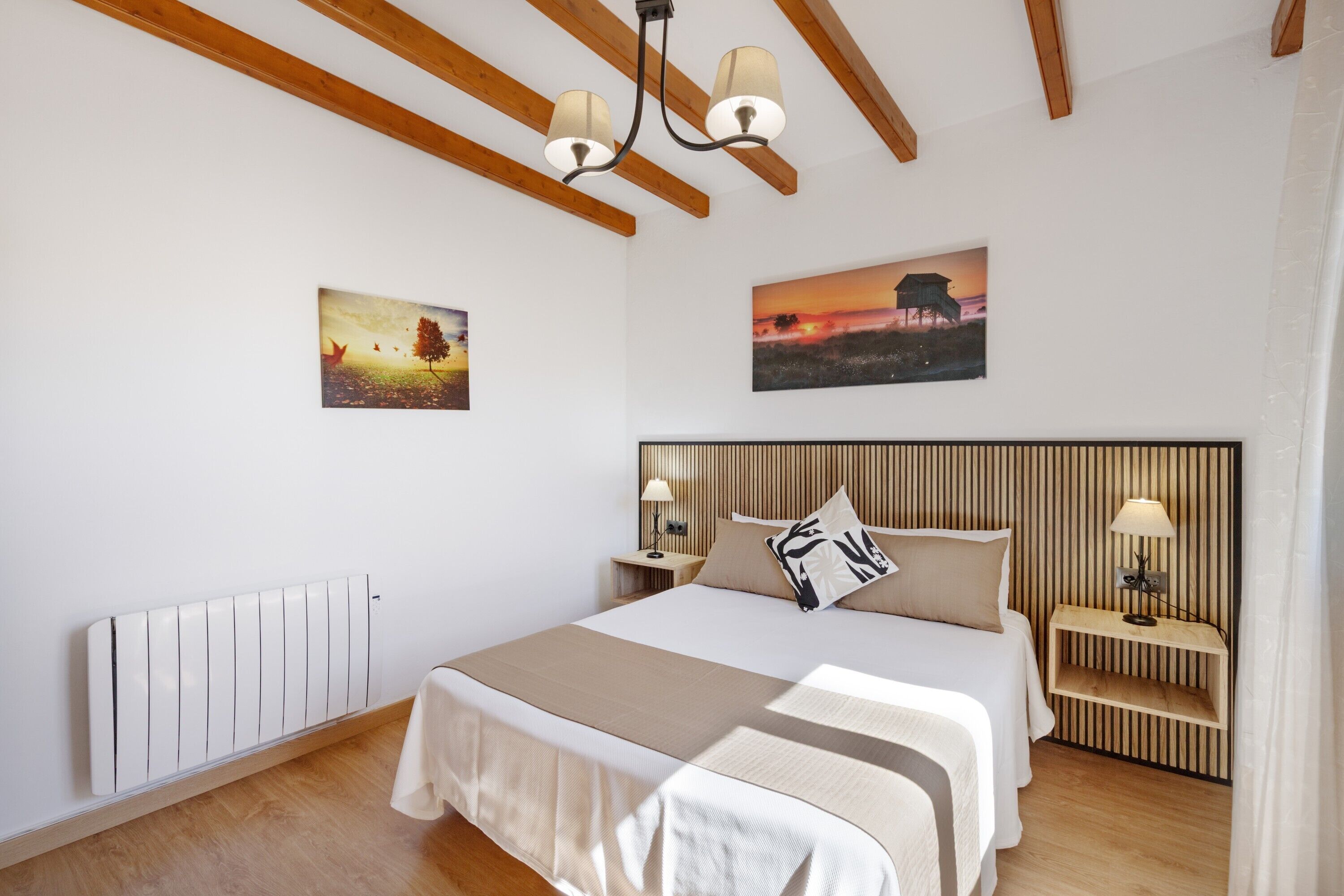 Tabla de planchar con plancha, wifi y ropa de cama 