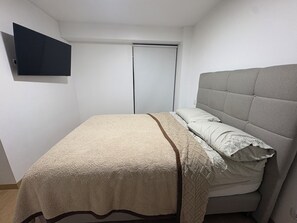 Iron/ironing board, internet, bed sheets