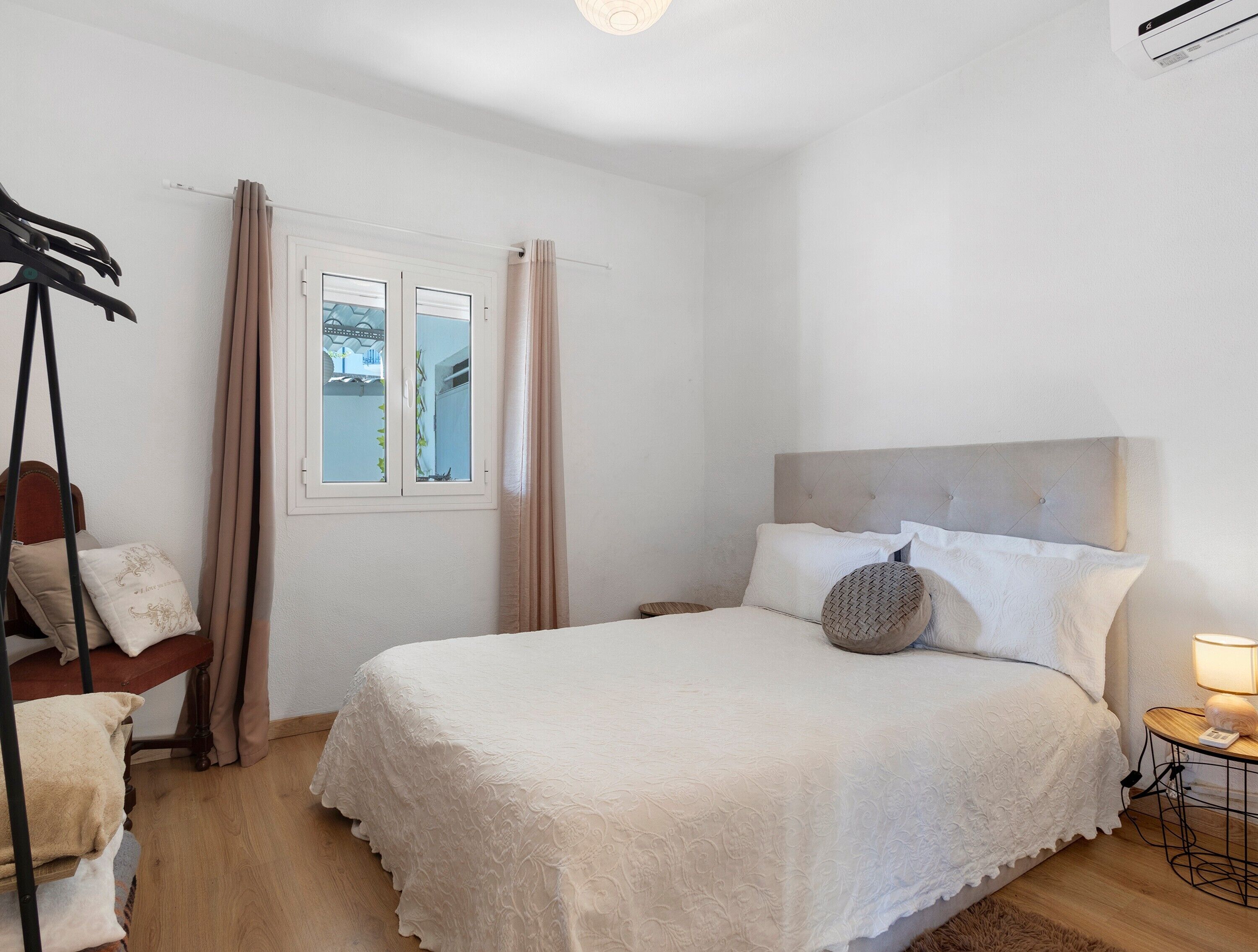 Iron/ironing board, bed sheets