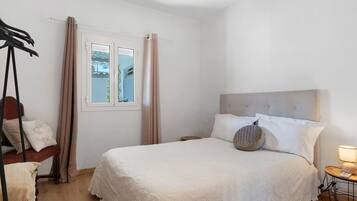 Iron/ironing board, bed sheets