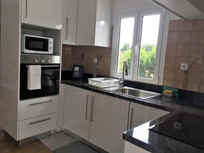 Refrigerador, microondas, horno, placa de cocina