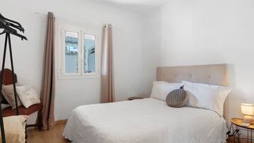 Een strijkplank/strijkijzer, beddengoed