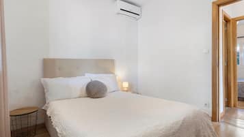 Een strijkplank/strijkijzer, beddengoed