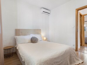 Fer et planche à repasser, literie fournie