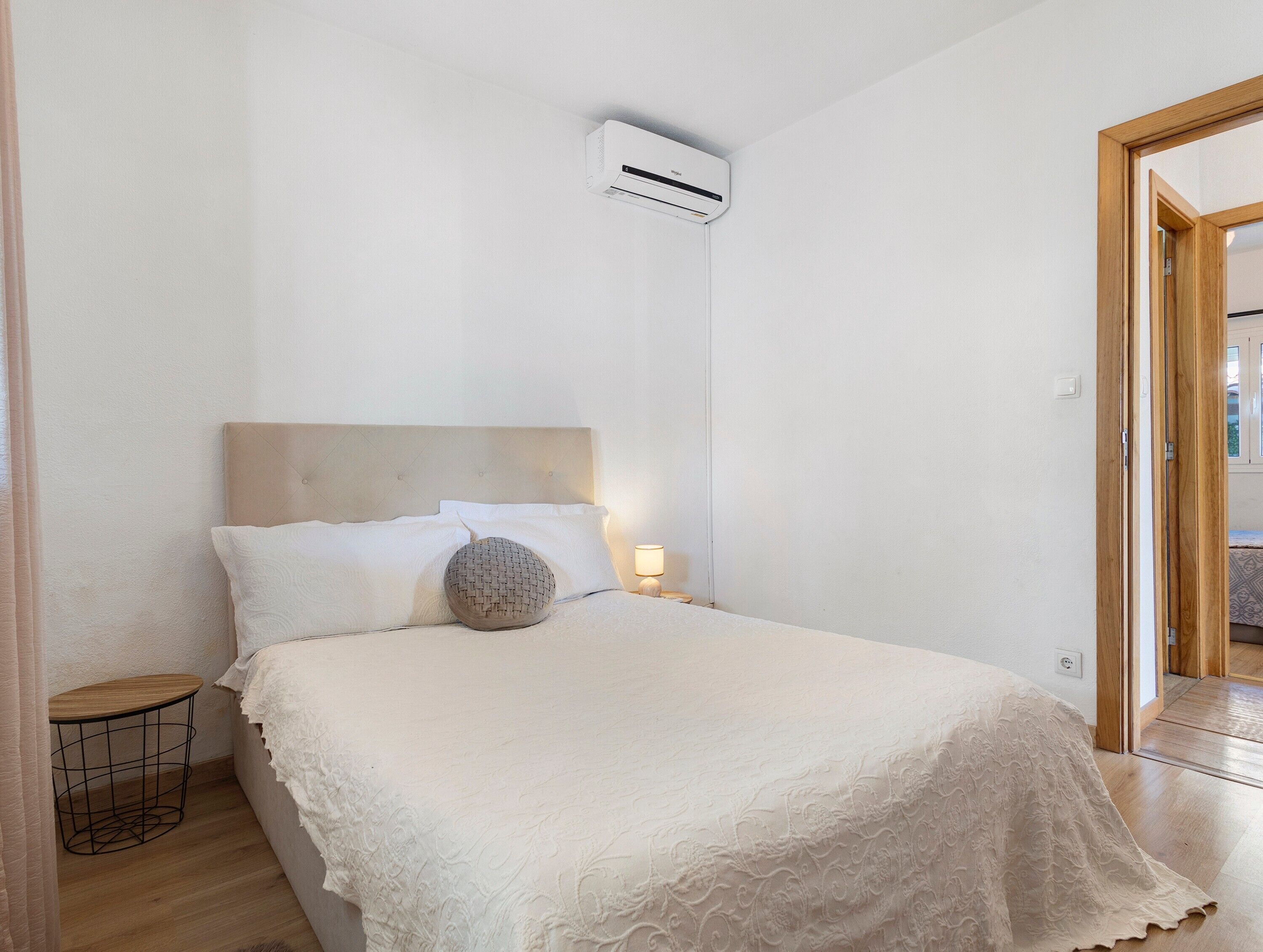 Een strijkplank/strijkijzer, beddengoed