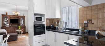 Casinha Da Vila: Mountain View, Private Terrace, and Air Conditioning