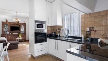 Een koelkast, een microgolfoven, een oven, een kookplaat