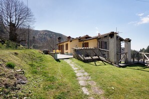 Property grounds - Room 'Camera A - Prato Fiorito' with Mountain View, Shared Pool and Garden (Bagni di Lucca)