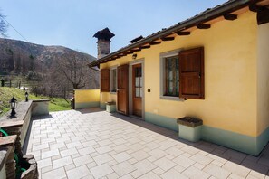 Exterior - Room 'Camera A - Prato Fiorito' with Mountain View, Shared Pool and Garden (Bagni di Lucca)