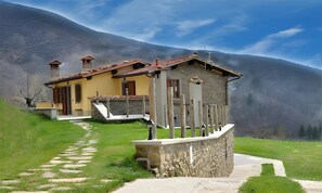 Exterior - Casa 'Marisa' – Prato Fiorito with Mountain View, Shared Pool & Private Garden (Bagni di Lucca)