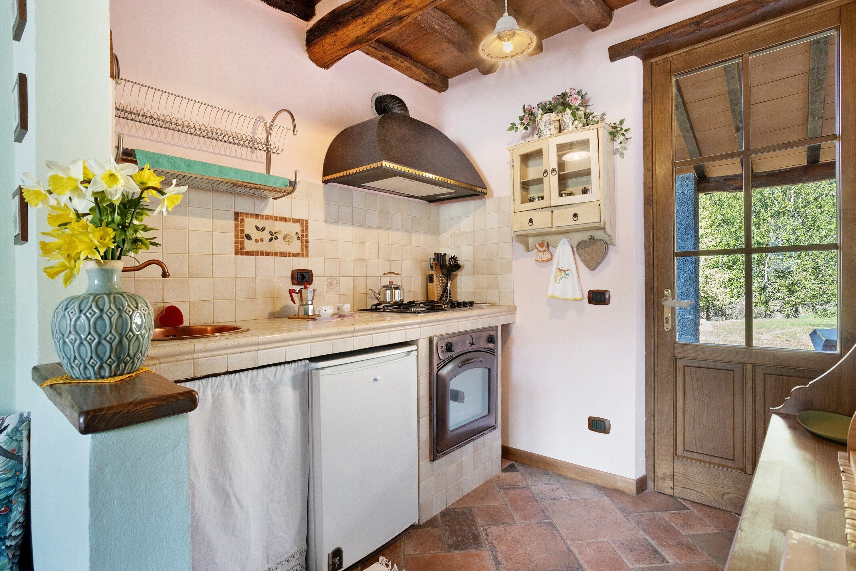 Kühlschrank, Ofen, Herdplatte, Wasserkocher mit Kaffee-/Teezubehör