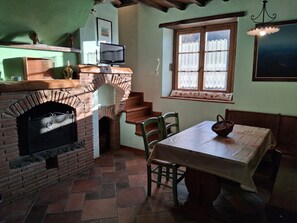 Dining - Casa 'Marisa' – Prato Fiorito with Mountain View, Shared Pool & Private Garden (Bagni di Lucca)