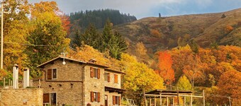 Casa 'Marisa' – Prato Fiorito with Mountain View, Shared Pool & Private Garden