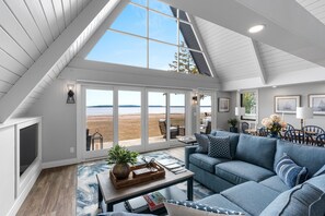 Smart TV, fireplace - Moonlight Bay Retreat, Waterfront home near Cana Island. (Baileys Harbor)