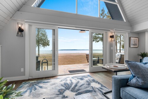 Moonlight Bay Retreat, Waterfront home near Cana Island.