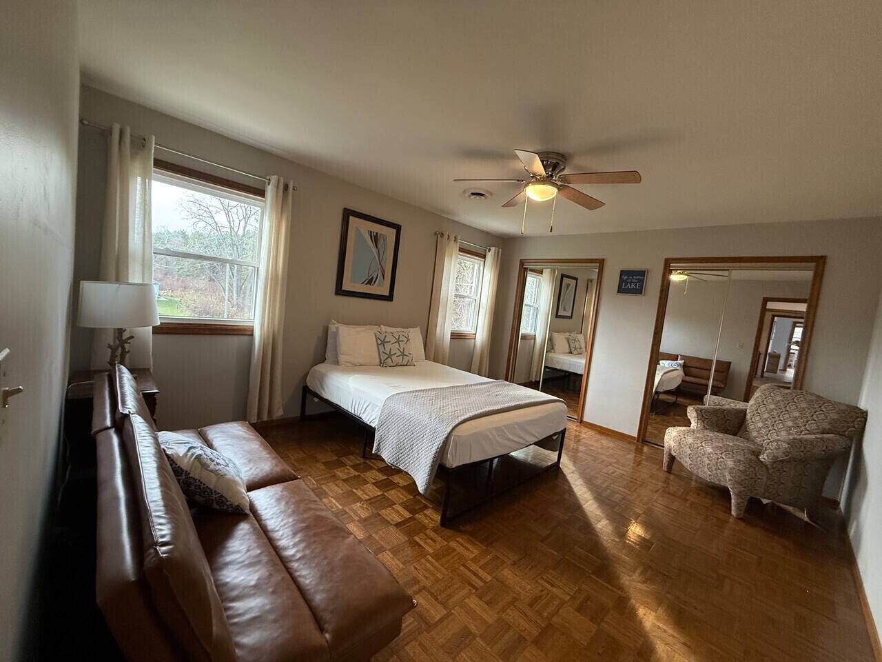 Een strijkplank/strijkijzer, reisbedje, wifi, beddengoed