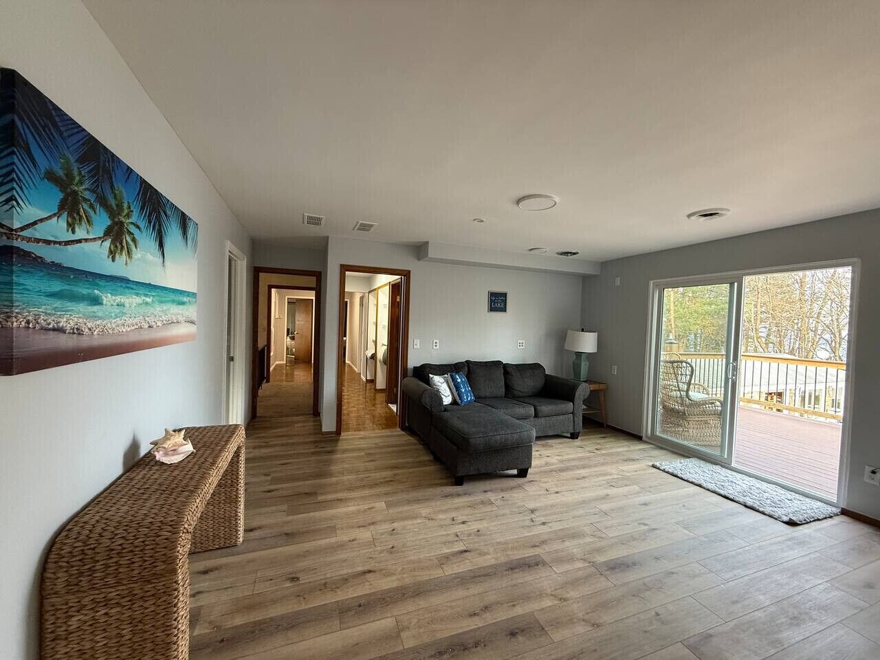 Televisio, takka, videopelejä, pöytätennispöytä